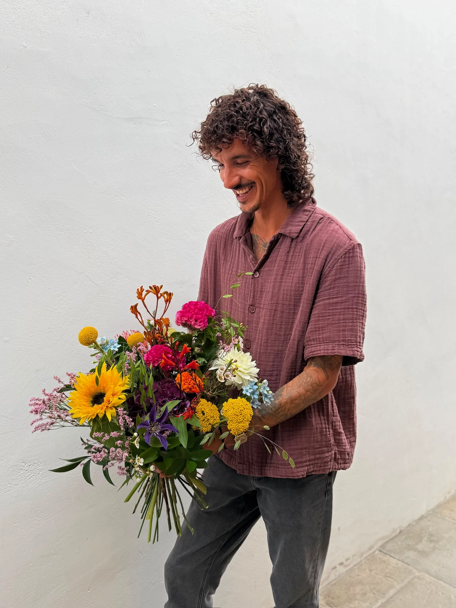 Jonathan, fleuriste d'Adam & Sève, avec un bouquet fraîchement composé