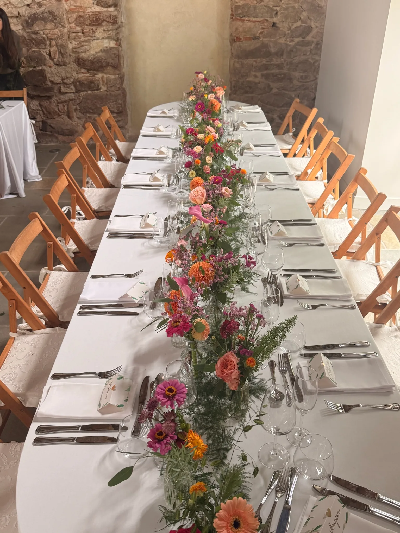 Table de mariage décorée de fleurs